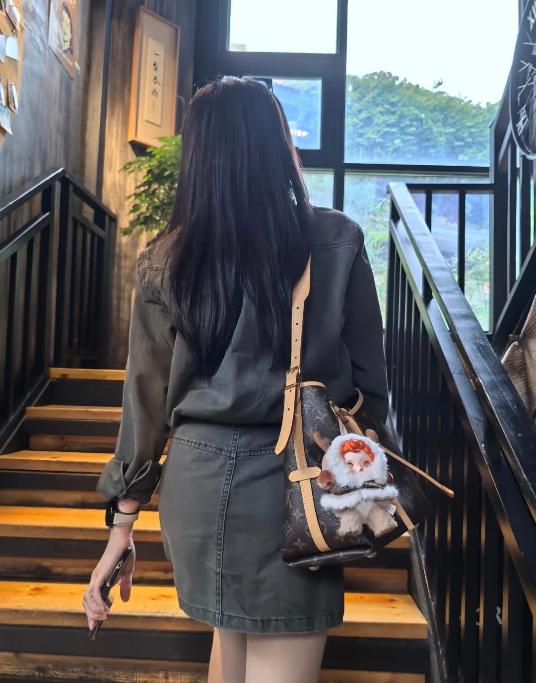 爱让我们相见，
在人海里撞个满怀，
风都偷藏着甜。
 
爱让我们相恋，
看月亮爬