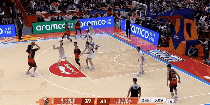 好了，山东的三分开了，拉开9分差距，那广东的机会很小了。山东男篮vs广东男篮