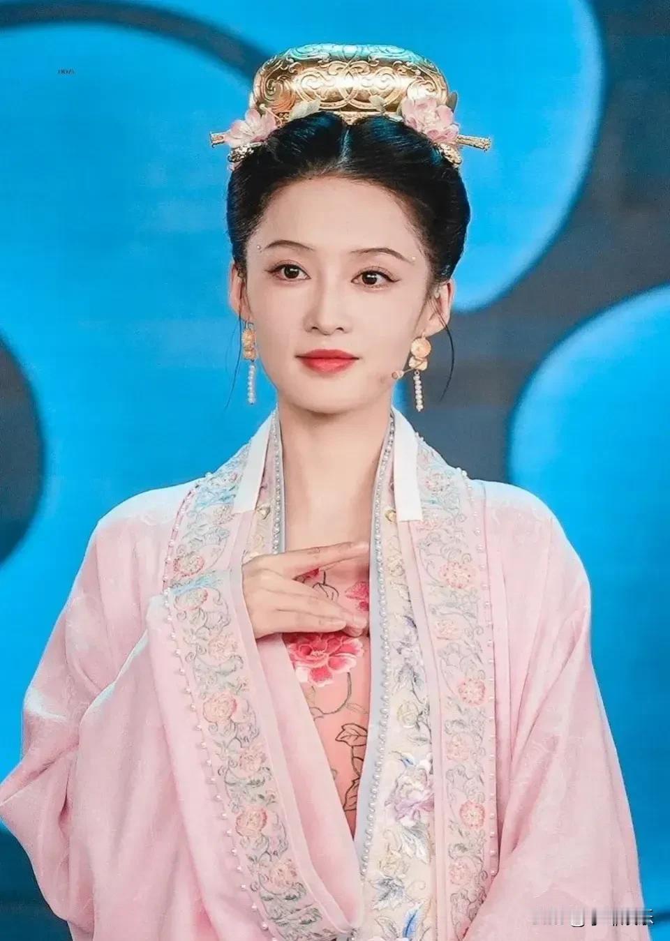 李沁的春晚美爆了！眉目如画、唇红齿白，宛如倾城倾国的宋代美人。她真的是天生丽质，