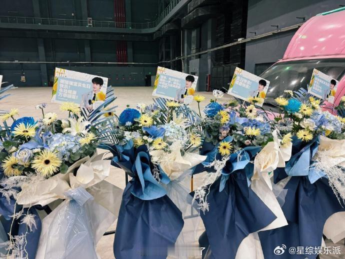 田嘉瑞生日应援花墙  田嘉瑞26岁生日粉丝应援花墙！渐变色姓名花墙真的好好看，粉