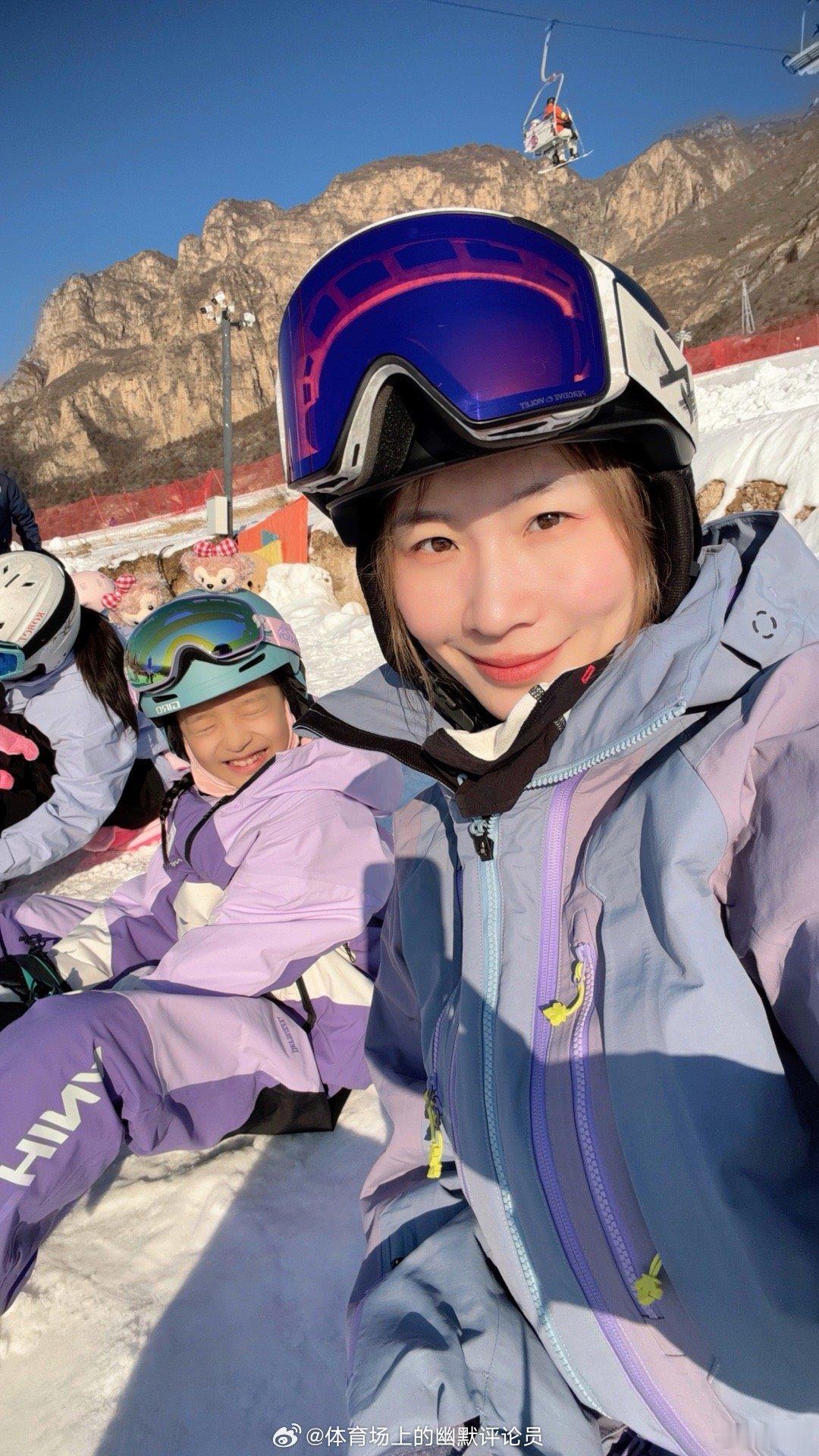 周末带小盆友去参加心心念的滑雪🏂时刻顺便放松一下 （） 