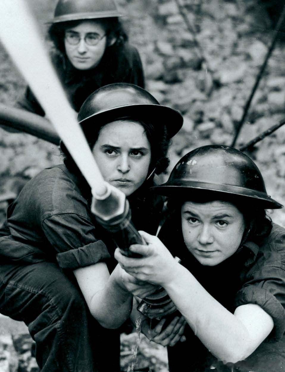 1941年9月来自伦敦皇家北方医院的一队火灾观察员练习灭火历史影像