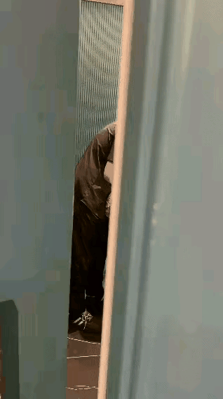 刚刷到老板撞见员工偷吃剩菜却假装没看见，这一转身，比什么管理课都高明😄

干了