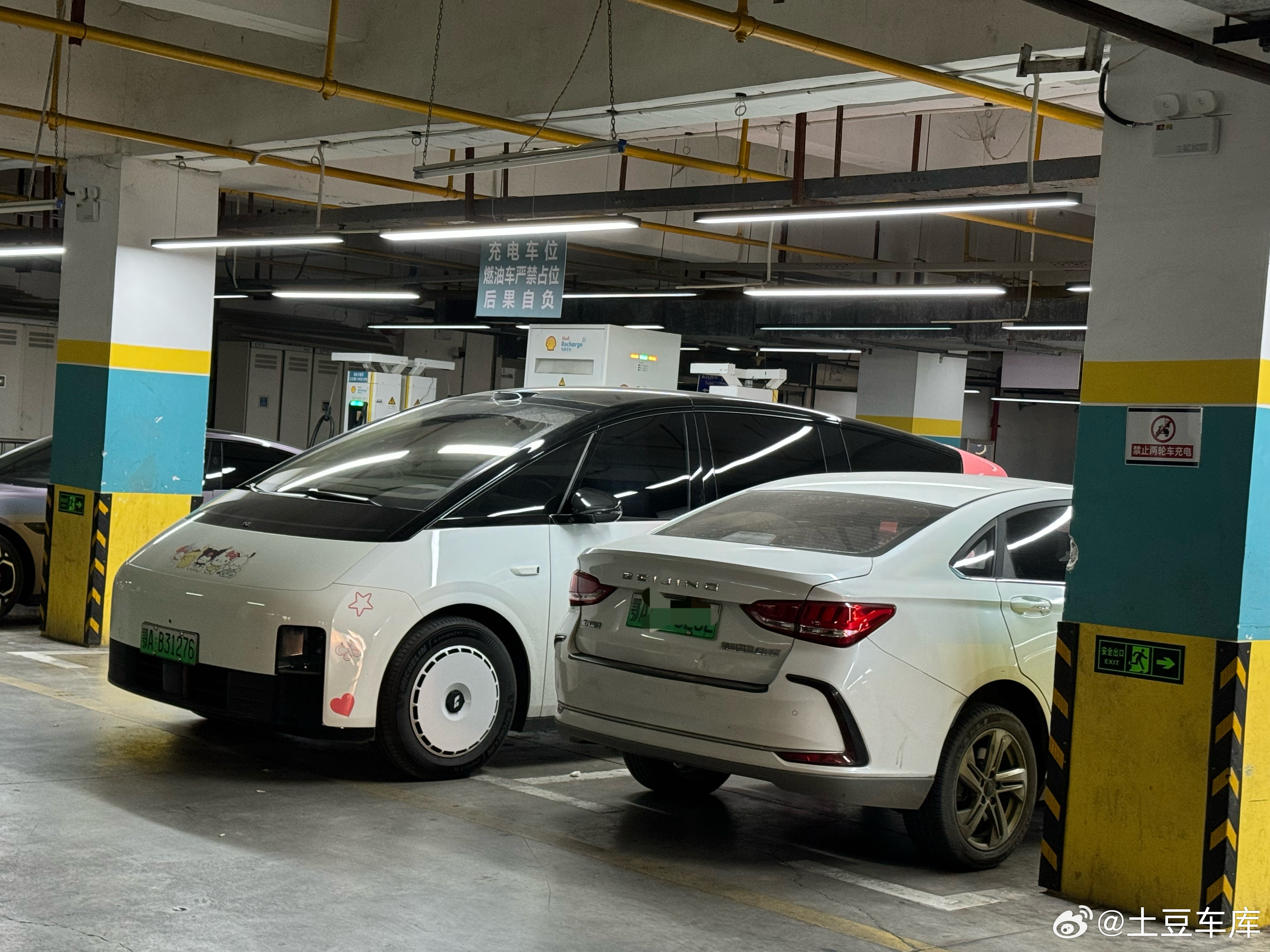 刚把车停在停车场 旁边车上司机让我往右边停我说我往右边停 就压实线了我也没有不好