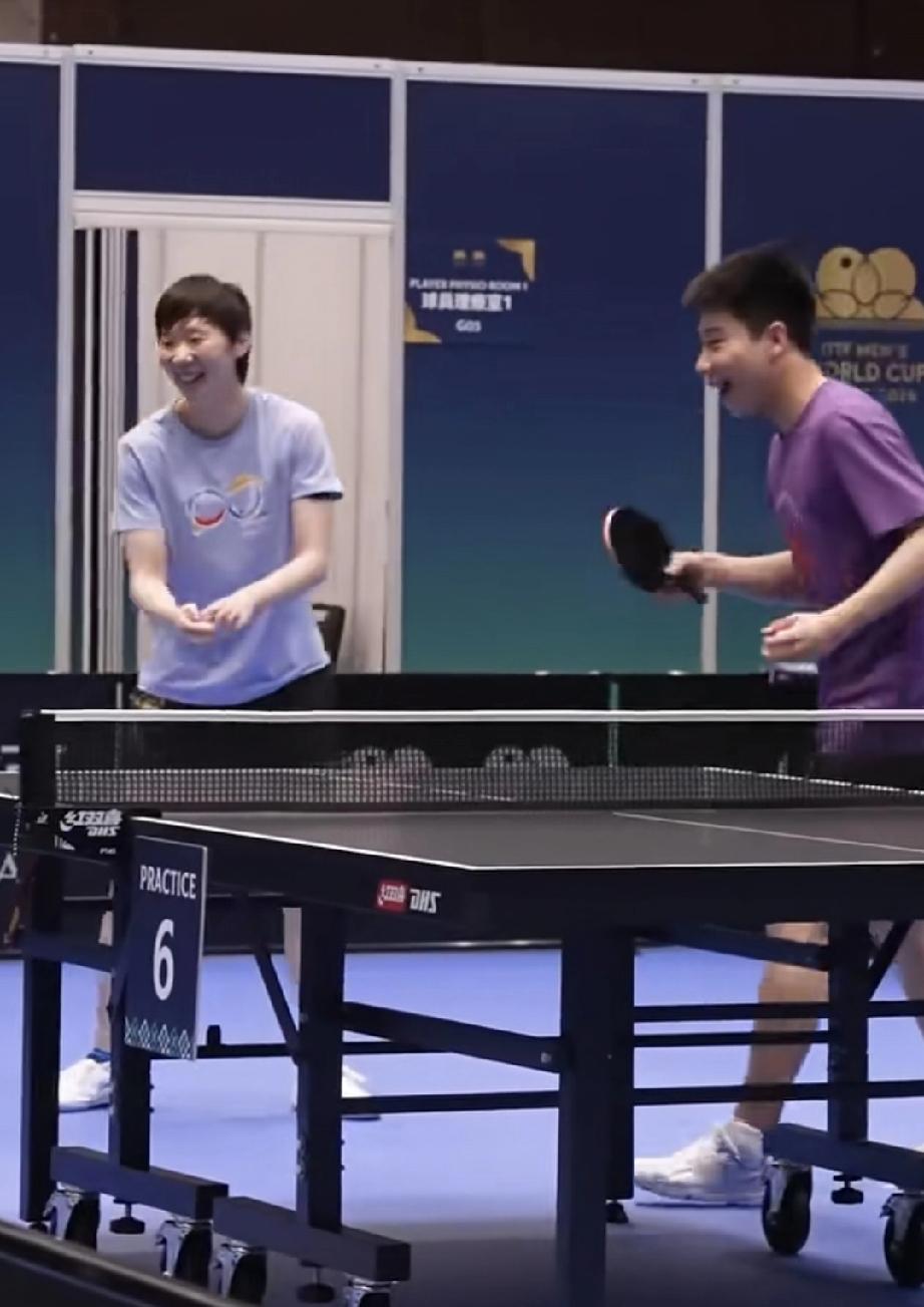 2026澳门世界杯，王曼昱比赛场馆训练，与省队队友徐瑛彬同框，教学拿手绝招勾手发