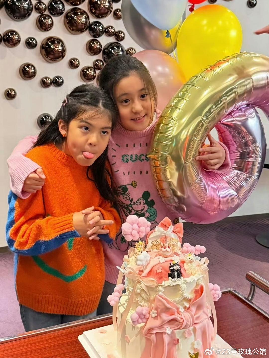 贾静雯小女儿波妞过九岁生日，面对镜头，波妞吐舌翻白眼，表情搞怪，风格依旧女汉子，