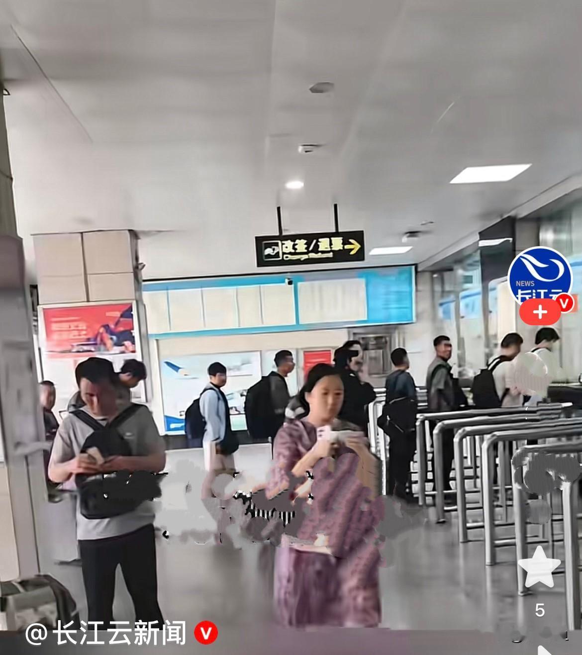 看的我太生气了……
近日河南郑州持续高温，气温飙升至 36度，站一会儿就满身大汗