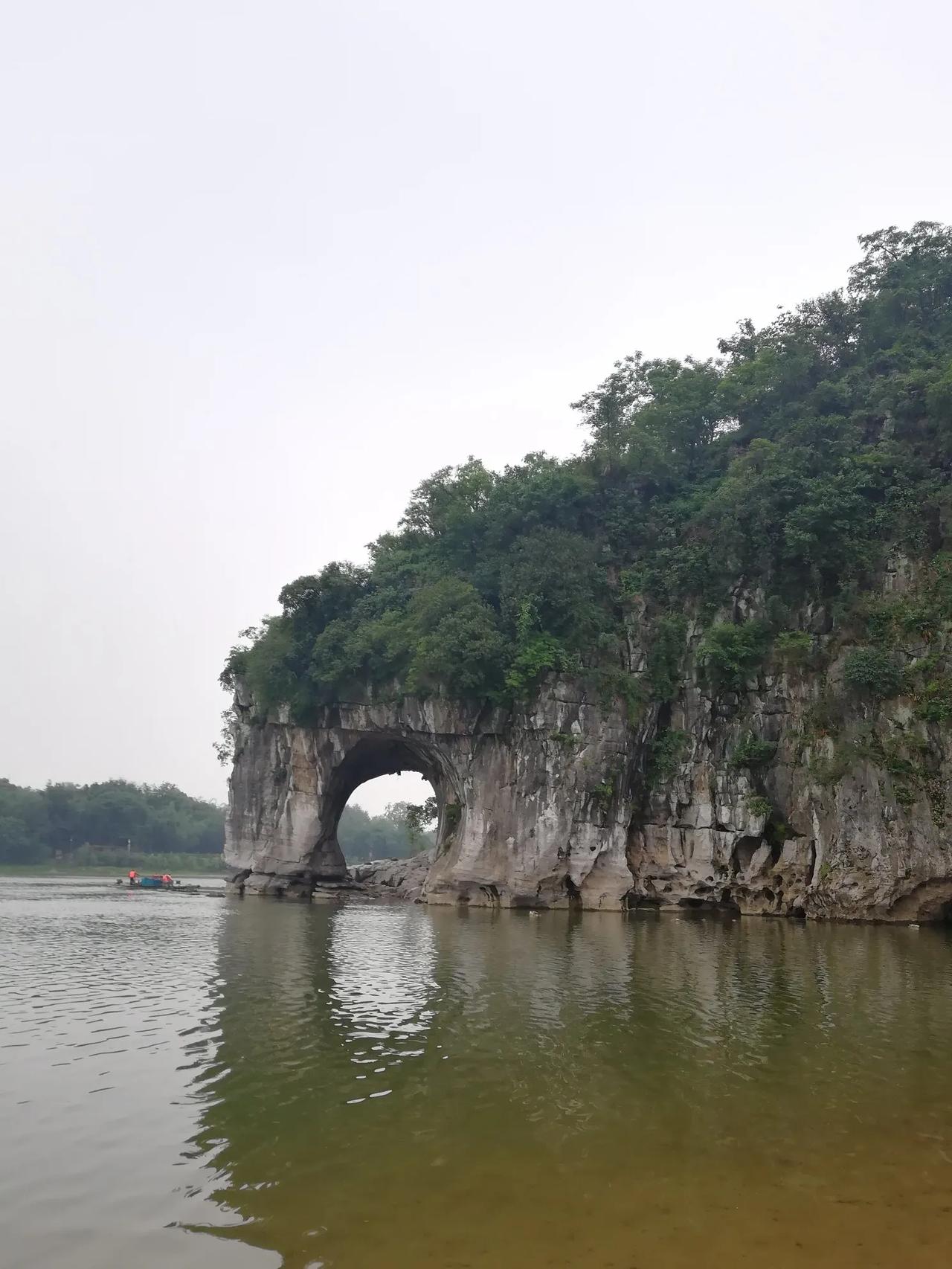 象鼻山是桂林市的地标性景点；龙胜梯田是全国农业旅游示范点，都是桂林人的骄傲。
