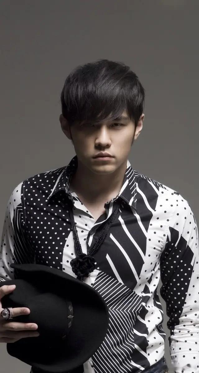 方文山说青花瓷歌名由来方文山上海博物馆遇见周同学 他说给青花瓷取名时，想的是“让