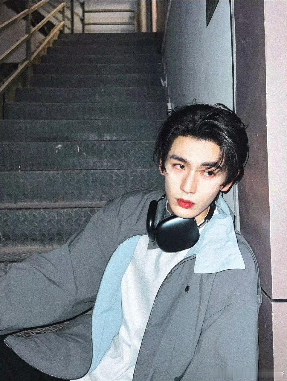 张凌赫楼梯耳机随拍也是帅的很轻松啊[酷][酷] ​​​