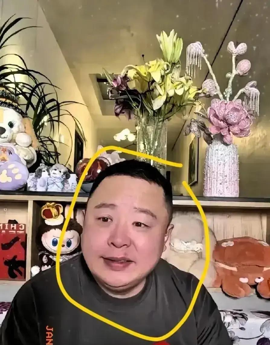 阎鹤祥在朝阳开了个小剧场，叫“祥声”。
票不贵，首周三场全满。
黑T上场，先自嘲