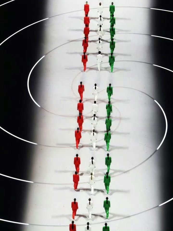 米兰开幕式 好正常好好看米兰开幕式太稳太好看！模特出场高级感拉满，简约大气的设计