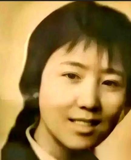 1972年，泥瓦匠张复生迎娶了女知青乔献华。新婚之夜，铺好被褥准备歇息。新娘子突