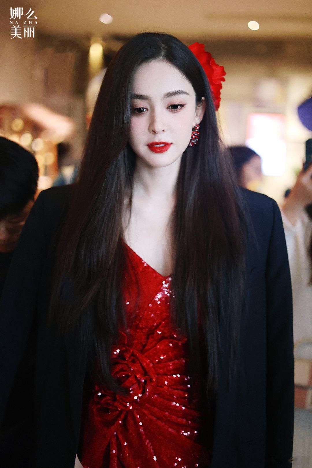 #娜扎红色亮片开叉裙##娜扎烈焰红玫瑰# ​​​娜扎好适合穿红色啊 ​​​