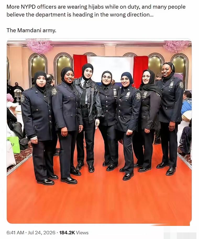 纽约警员在执行任务时竟然都戴围巾，虽然符合美国宗教信仰原则，但是不正规啊，如果在