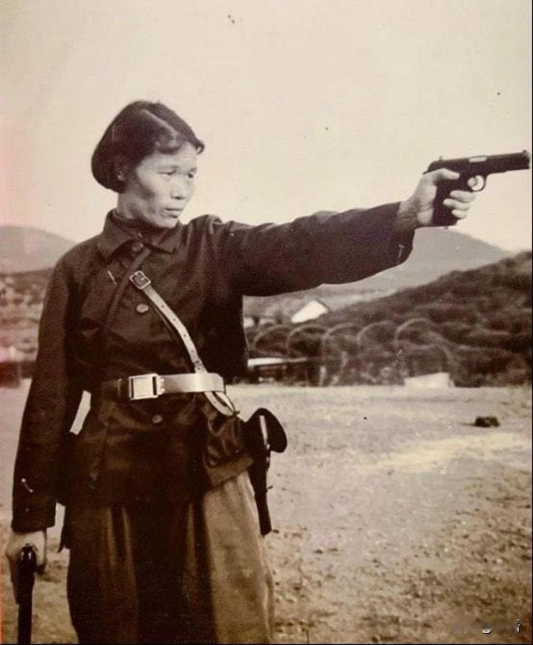 ‌莫林‌（原名姚世瑞）

是‌新四军抗日女英雄‌，江苏如东人，1920 年出生，