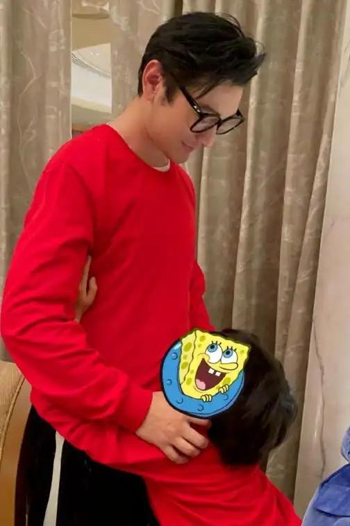 最新的奢侈品，不是爱马仕，是孩子的身高。
你看，明星父母们开始用医疗资源“定制”