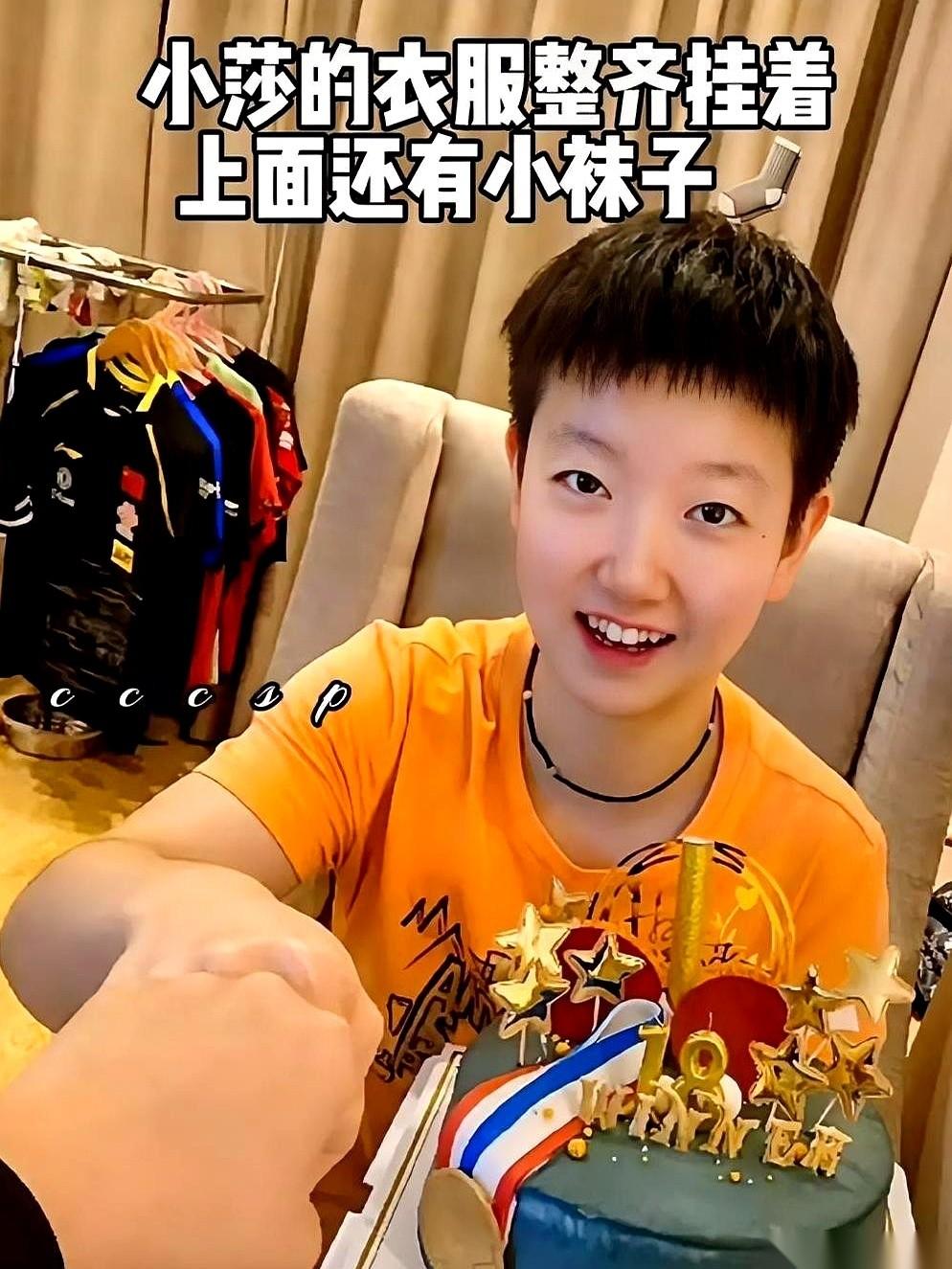 都说孙颖莎上场就是个“小魔王”，球风狠，眼神都能杀人。
可一张宿舍角落的照片，把