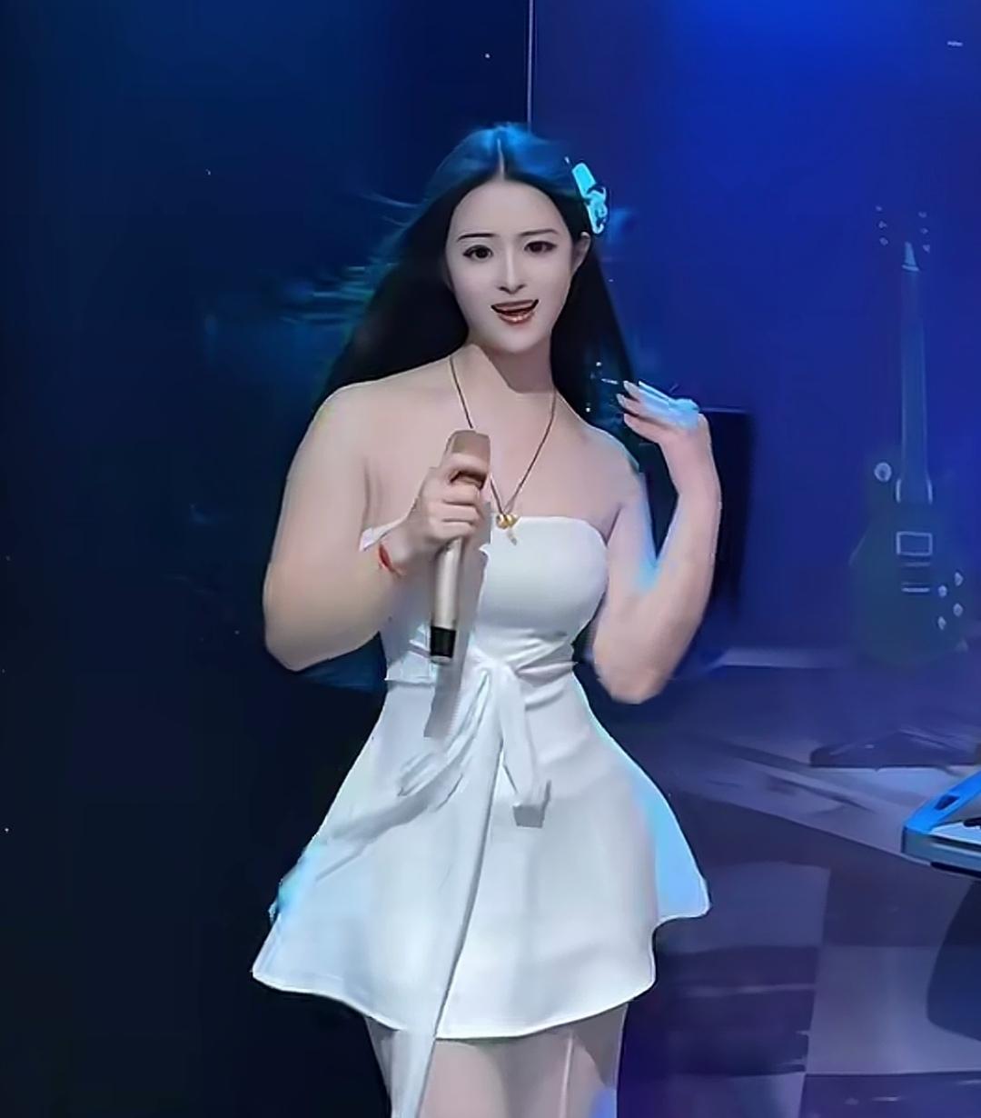 玉人持扇舞，月华照影长。