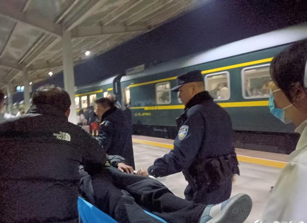 【列车上少年突发疾病 涡阳站紧急救援转危为安】亳州聚焦 2月26日晚，K876次