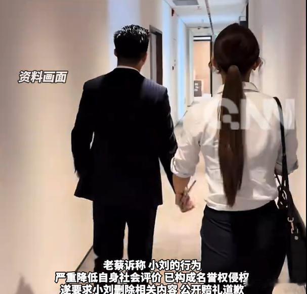 一个00后的女生上班时，感觉男老板总是占她便宜，要么在她面前展现魅力，女生对他感