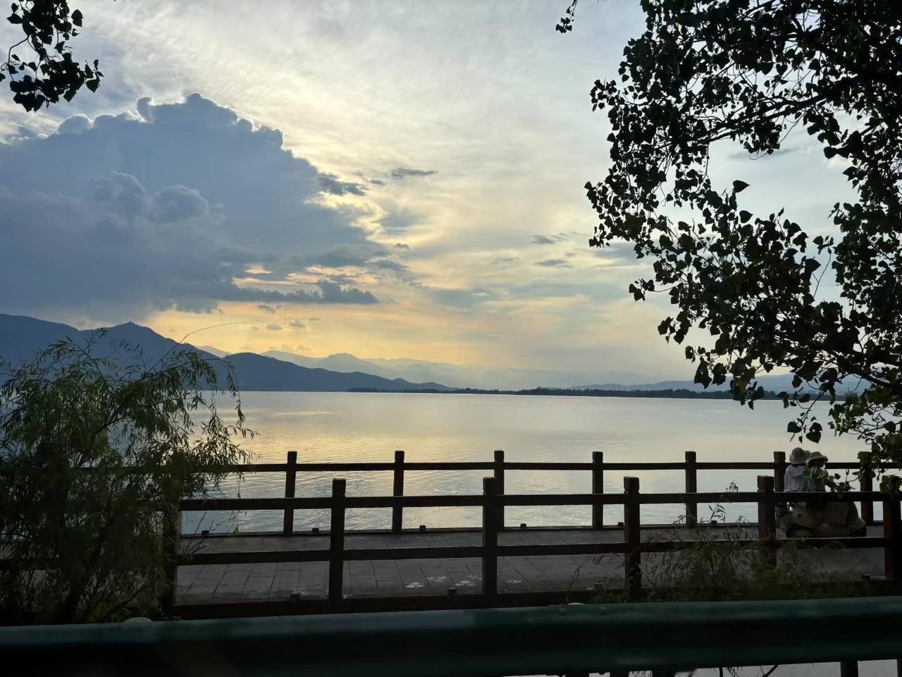 快来吧！真的凉快！23度啊！背靠泸山，面朝邛海！西昌[强]