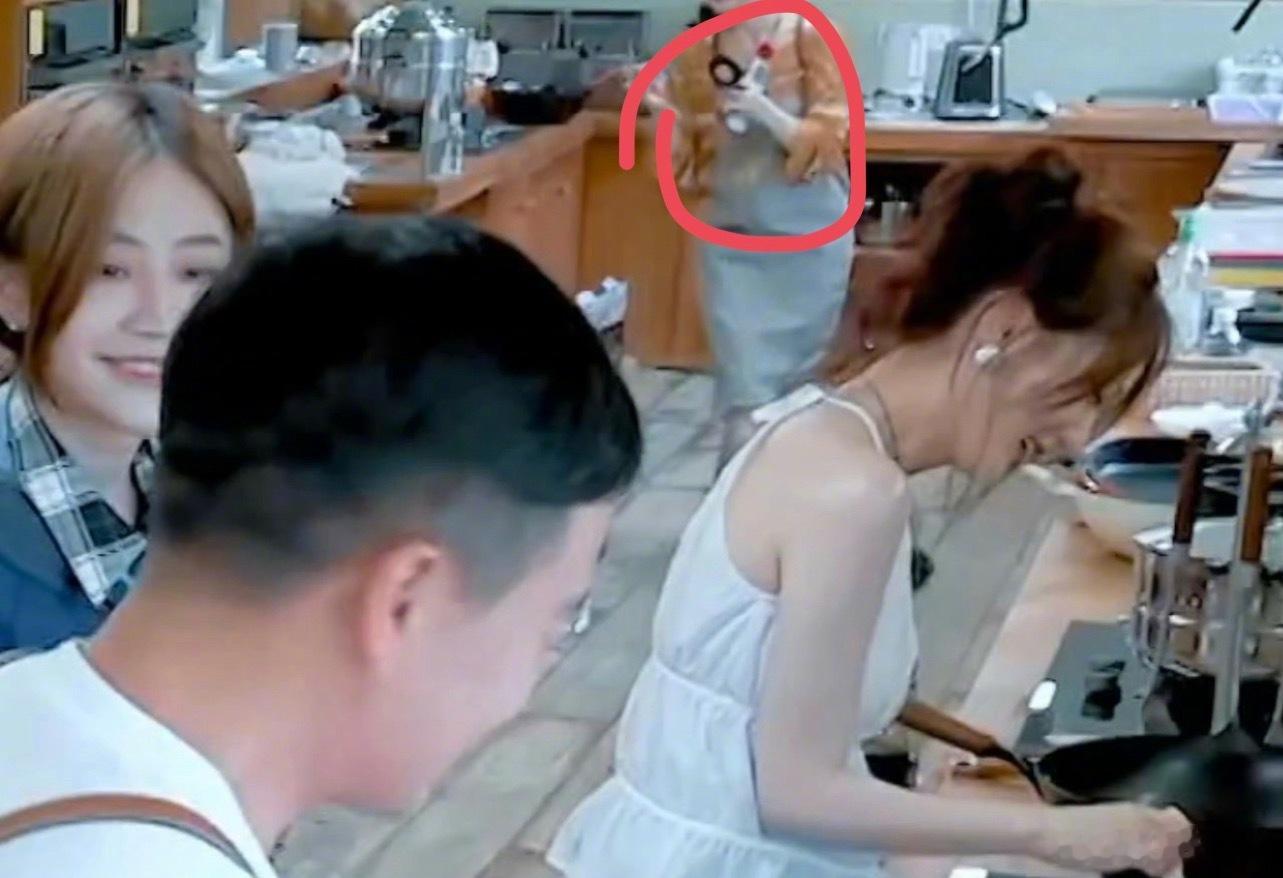 《中餐厅》张雅琪在厨房补妆？ 