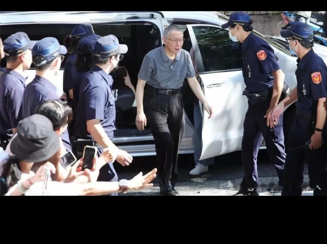 柯文哲被保7000万获释，台北地检署两度抗告想禁止柯文哲接触两百多个证人，没想到