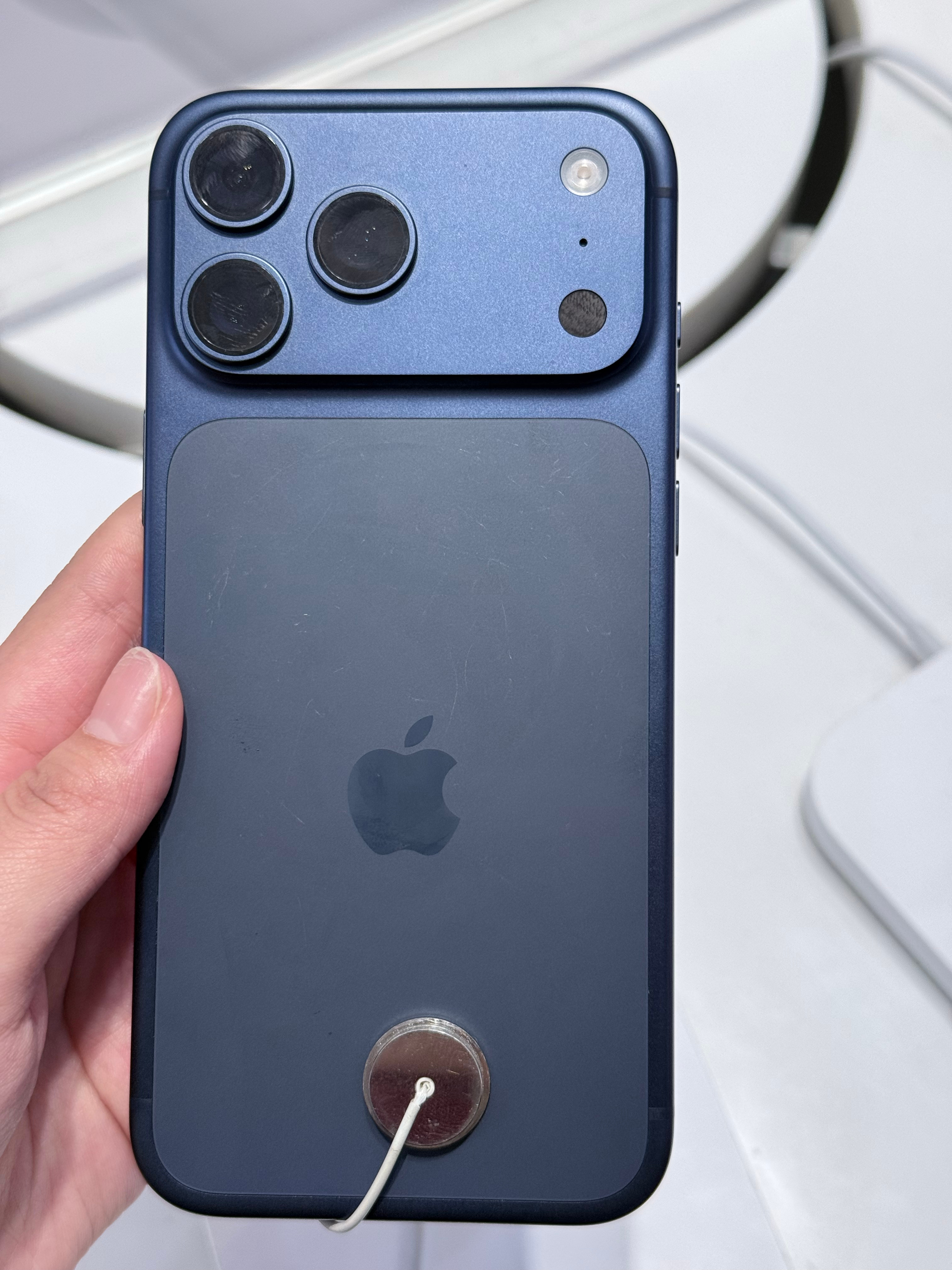 线下体验了iPhone 17 Pro Max，质感是有的，重量大小也和我的16也