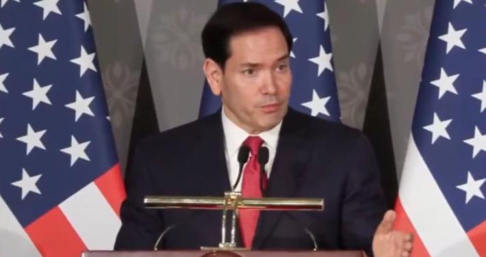 美国国务卿鲁比奥在新德里的联合记者会上，遭遇了一场谁都没提前排进提纲的伏击！
 