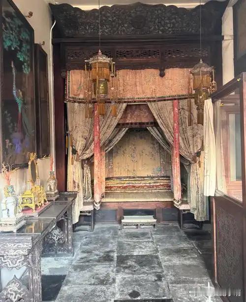 清朝皇帝寝宫床榻极狭小，摒弃历代大床奢华设计，为避险安眠，是独有宫廷习惯
 
去