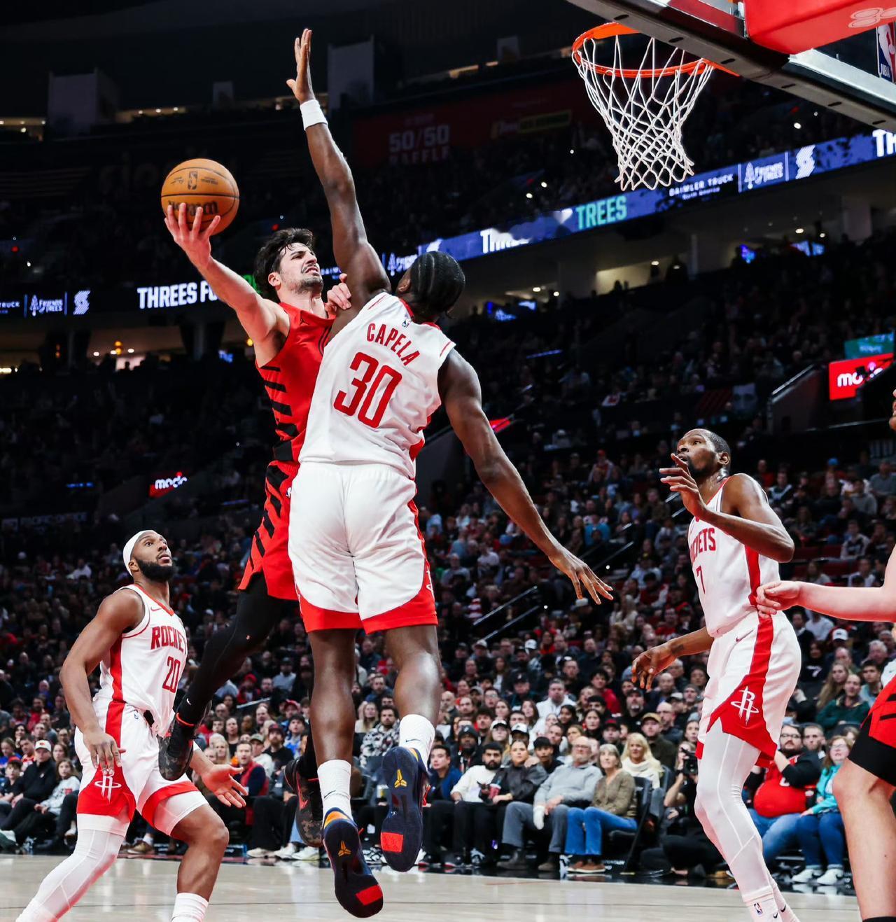 杜兰特怒摔水杯，火箭被开拓者双杀，赛后揪出2大混子。
历史总是惊人的相似，两队依