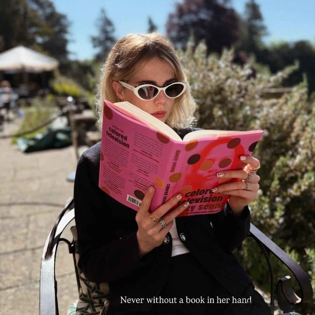 Lucy Boynton露西宝通和姐姐Emma-Louise的度假照，姐妹俩忒会