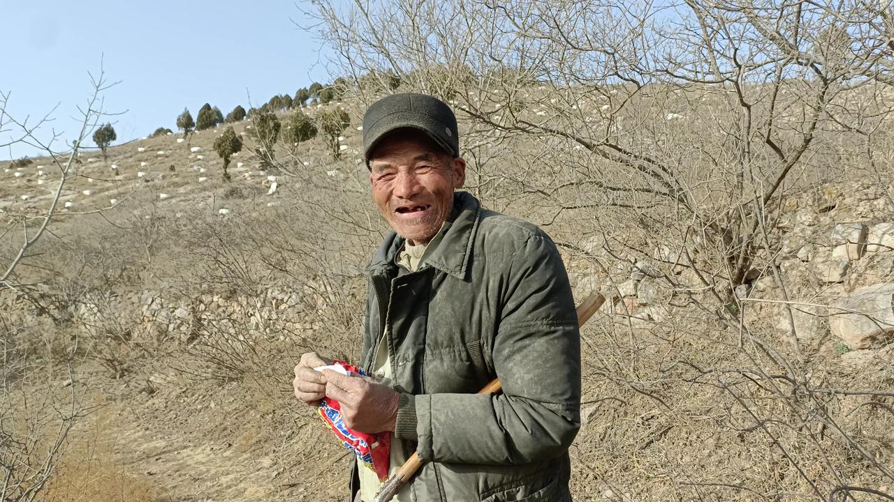 70岁大爷独居深山老林，与世隔绝十余载，活成了古代人的模样。
这位大爷姓杨，过完