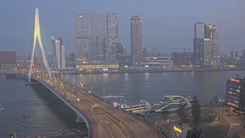 【陨石碎片损坏了德国的一栋民宅。】 3月8日，一颗大型陨石掠过西欧上空。 在德国