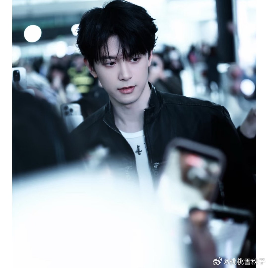 邓凯机场险些被推倒就这样都还默默地走！邓凯你真的让我心疼邓凯Kai邓凯被机场工作