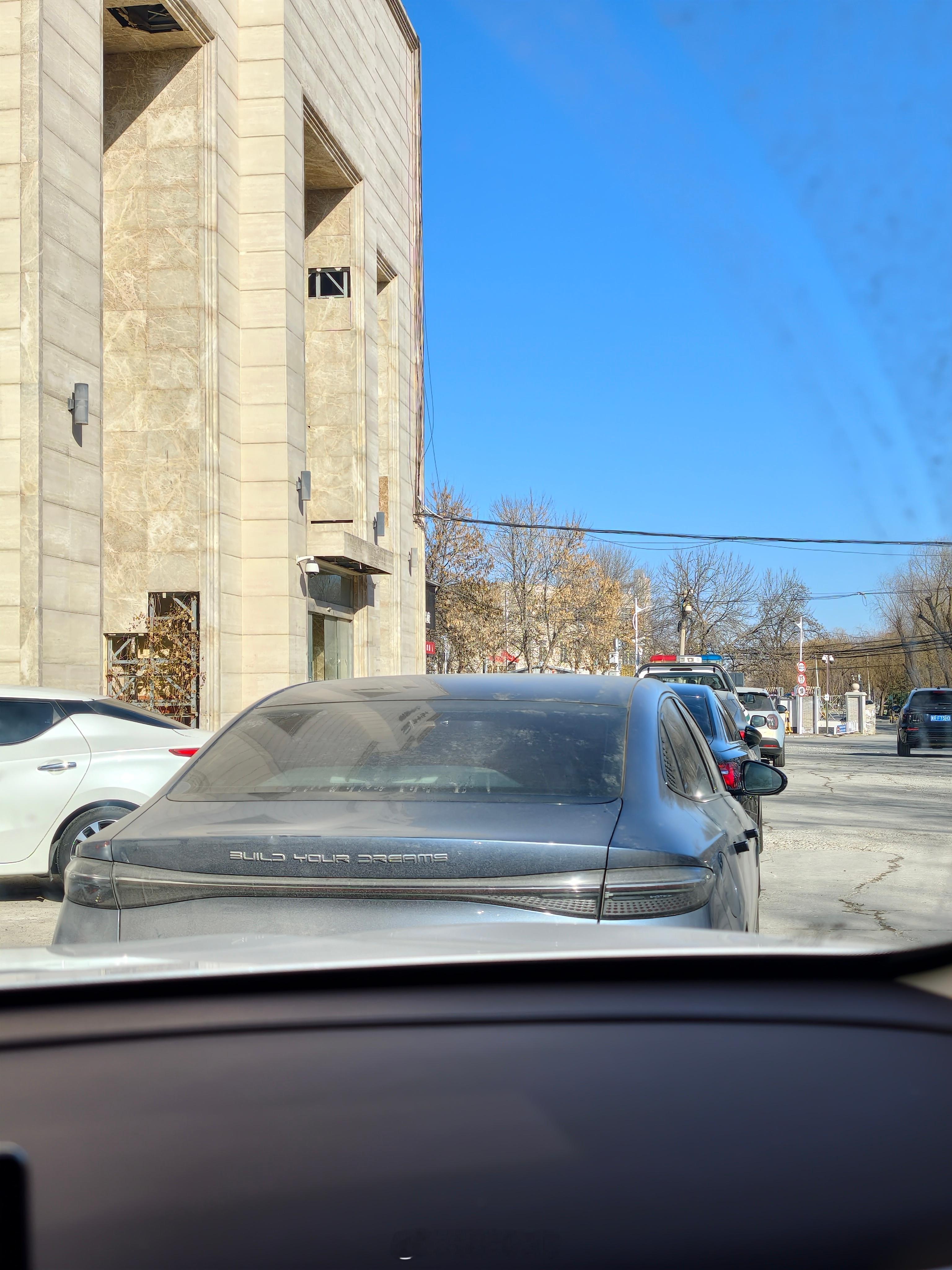 果然周末不能洗车..排队拍的老长了。