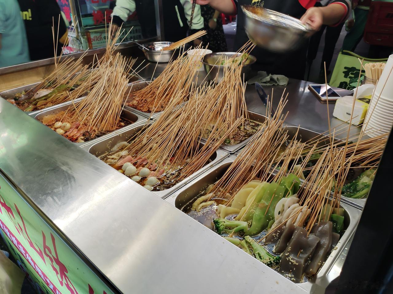 有些地方的旅游毁于黑导游，有些地方的美食毁于无良商贩，有些地方的生意毁于基层官员