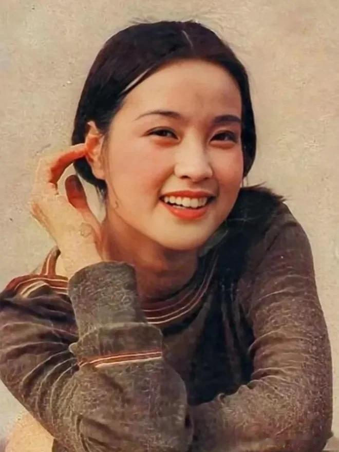 出于好奇，去搜了一下刘晓庆年轻时的照片，真是美得不可方物，古灵精怪娇娇欲滴，成熟