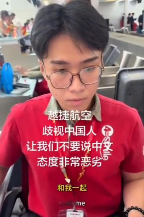 越南胡志明，两名中国女生在机场准备搭乘航班返程广州，排队办理值机托运时，两人只是