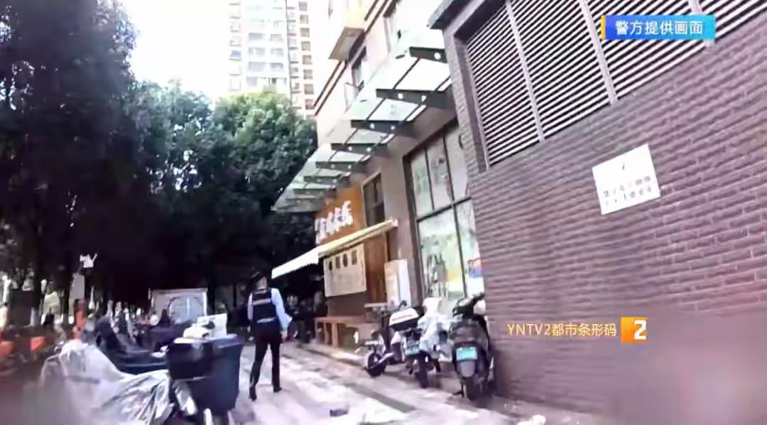 “天降”牛奶、户口本！16楼幼童半个身子探出窗外，民警破门而入：屋里只有3个娃！