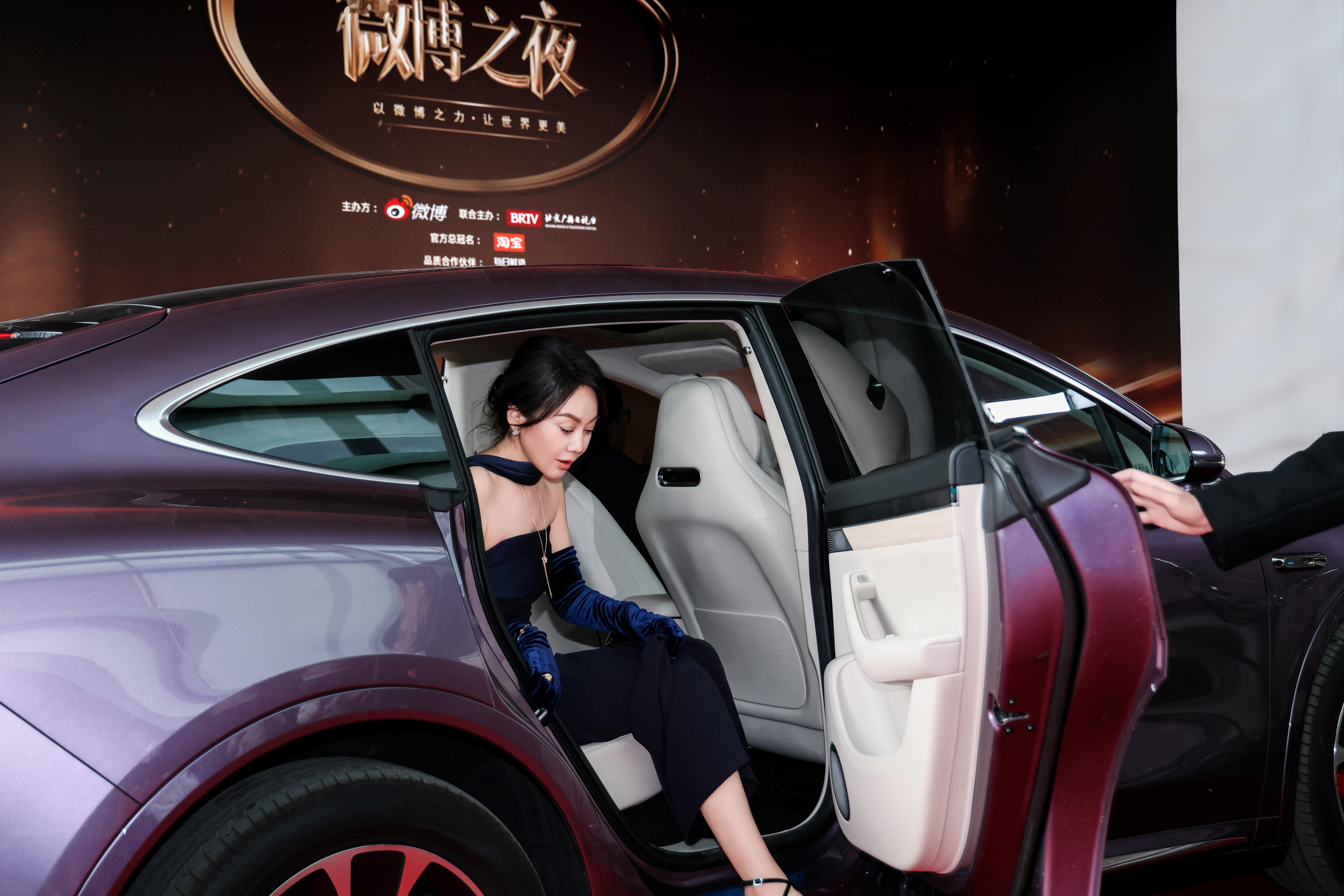 我宣布微博之夜就是追星女的春晚！张凌赫和辛芷蕾也美得太突出了吧，感觉都到另一个图