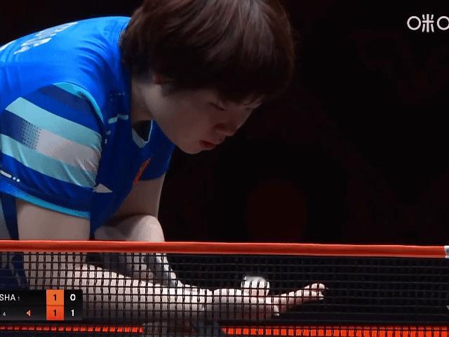 第三局开局，孙颖莎挑战蒯曼发球遮挡，挑战成功 ​​​，孙颖莎直接得了一分！
前两