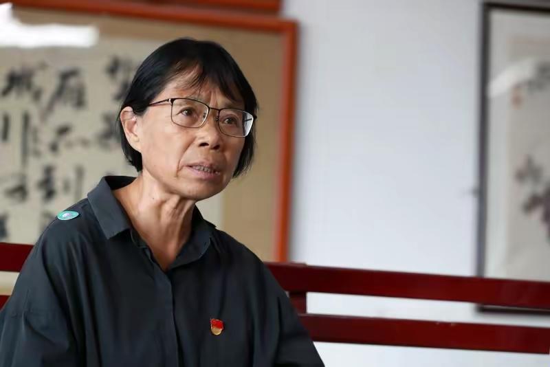 张桂梅老师满手胶布撑着上课，钟南山院士都特意邀她去广州治病。64岁的人被骨瘤、风