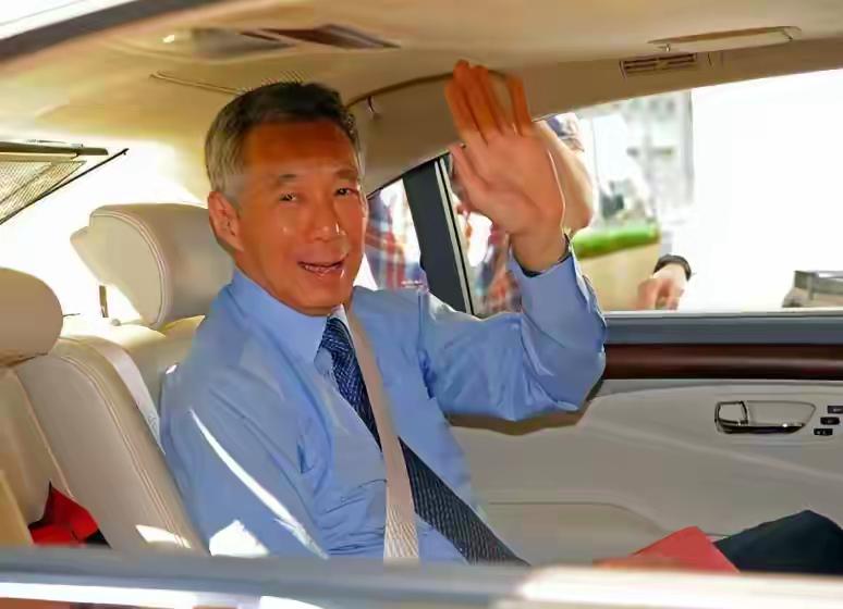 李显龙这次来中国，本来是想拉拉关系、谈谈合作的。

结果他前脚刚走，后脚新加坡的