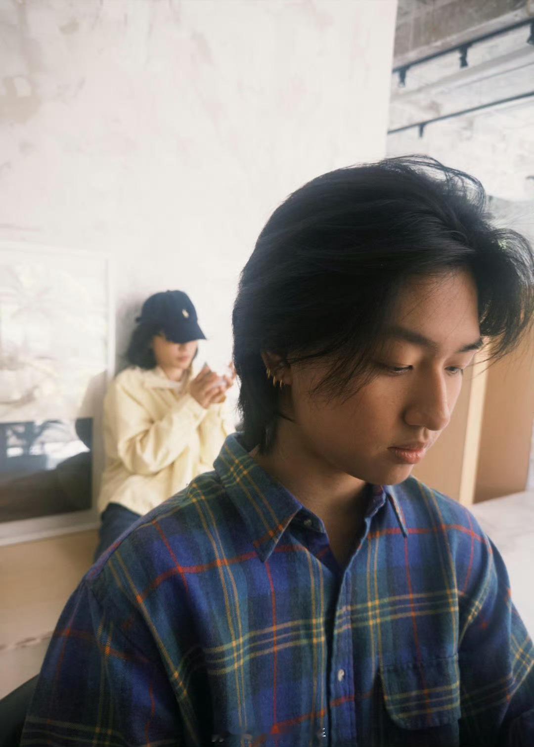 白百何带大儿子剪头发白百何大儿子撞脸张子枫 白百何带大儿子剪头发，变帅了 