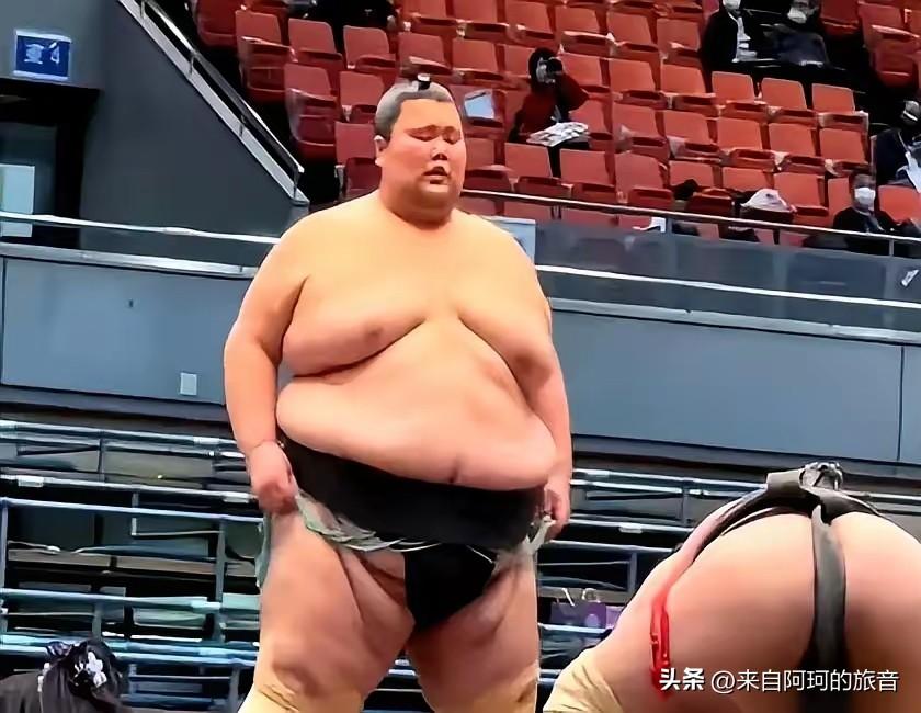 新加坡的穷人，是没资格在家做饭的。

这个国家盖房子，压根不给装烟道。抽油烟机把