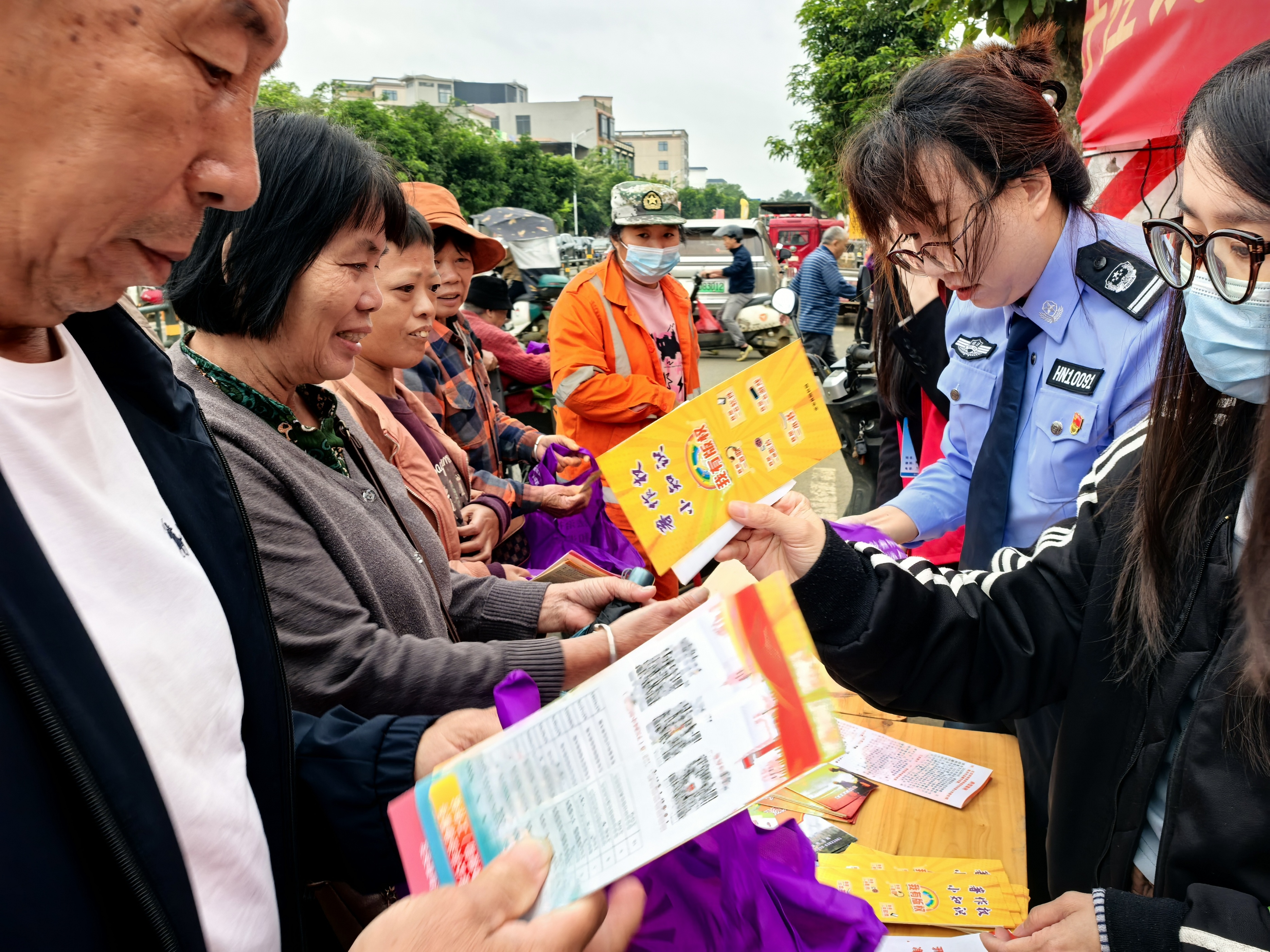 开展防范非法集资宣传 织密群众财产安全网——定安县司法局黄竹司法所开展防范非法集资宣传活动