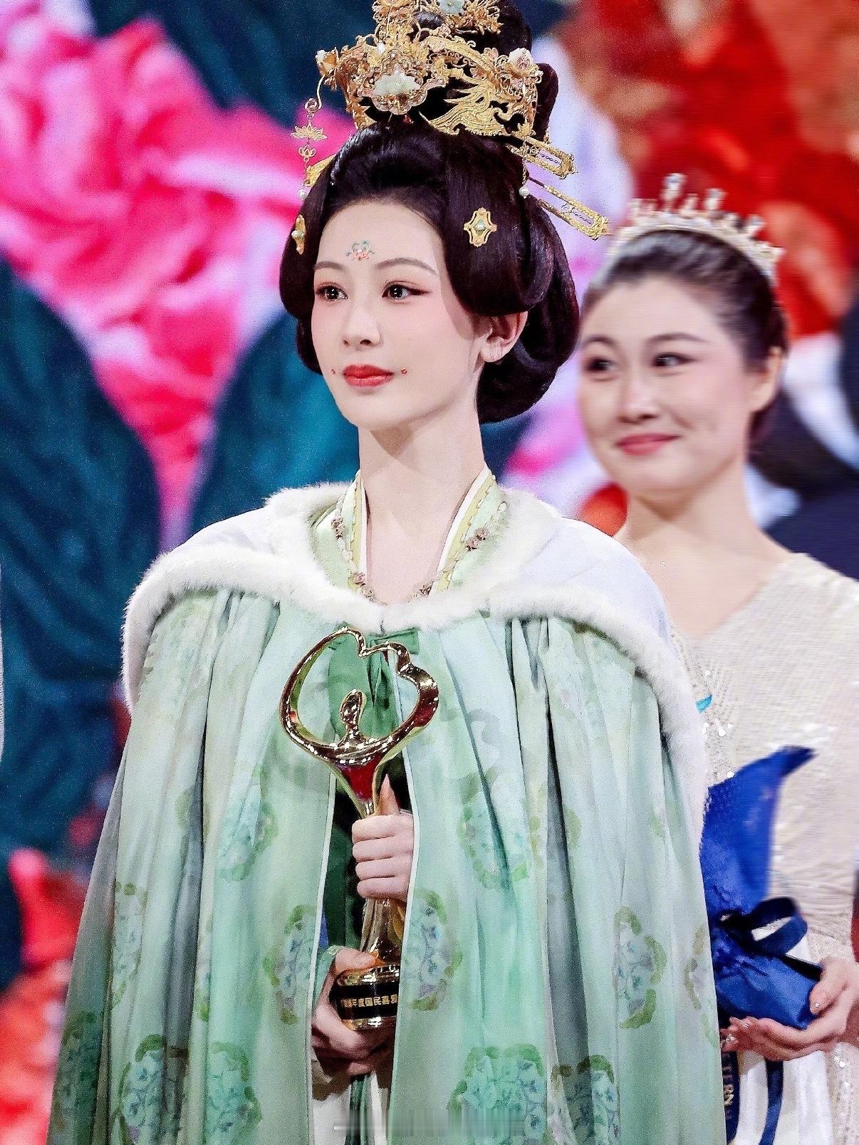 简笔画官宣杨紫杨紫今年会不会继续穿剧中服饰来参加呀