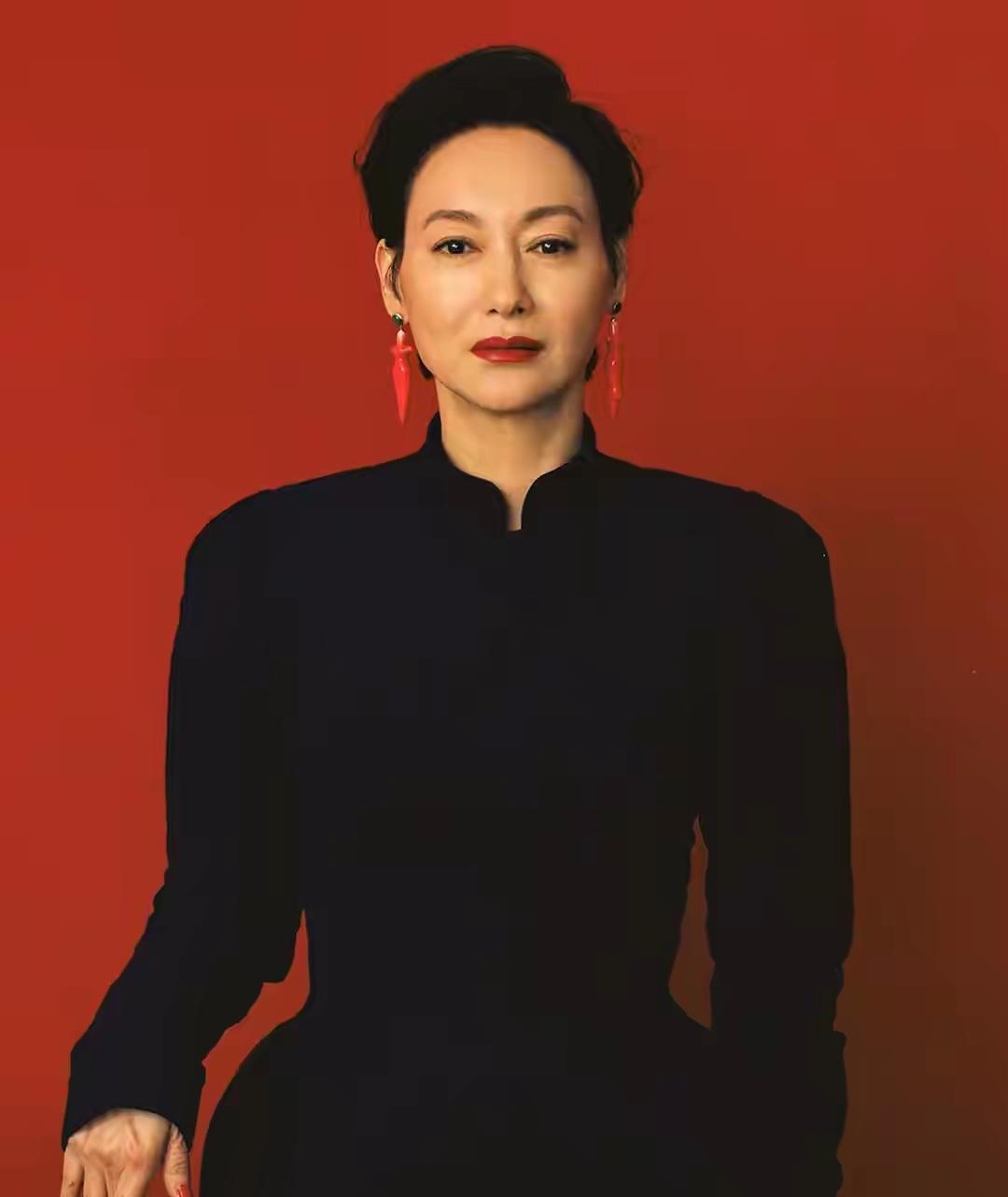 三岁就跟着母亲在街头沿街乞讨，

一晃就是十几年。

童年没有安稳日子，全是看人